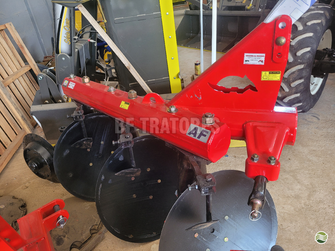 IMPLEMENTOS AGRICOLAS ARADO 3 DISCOS REVERSÍVEL BF Tratores PIRACEMA MINAS GERAIS MG