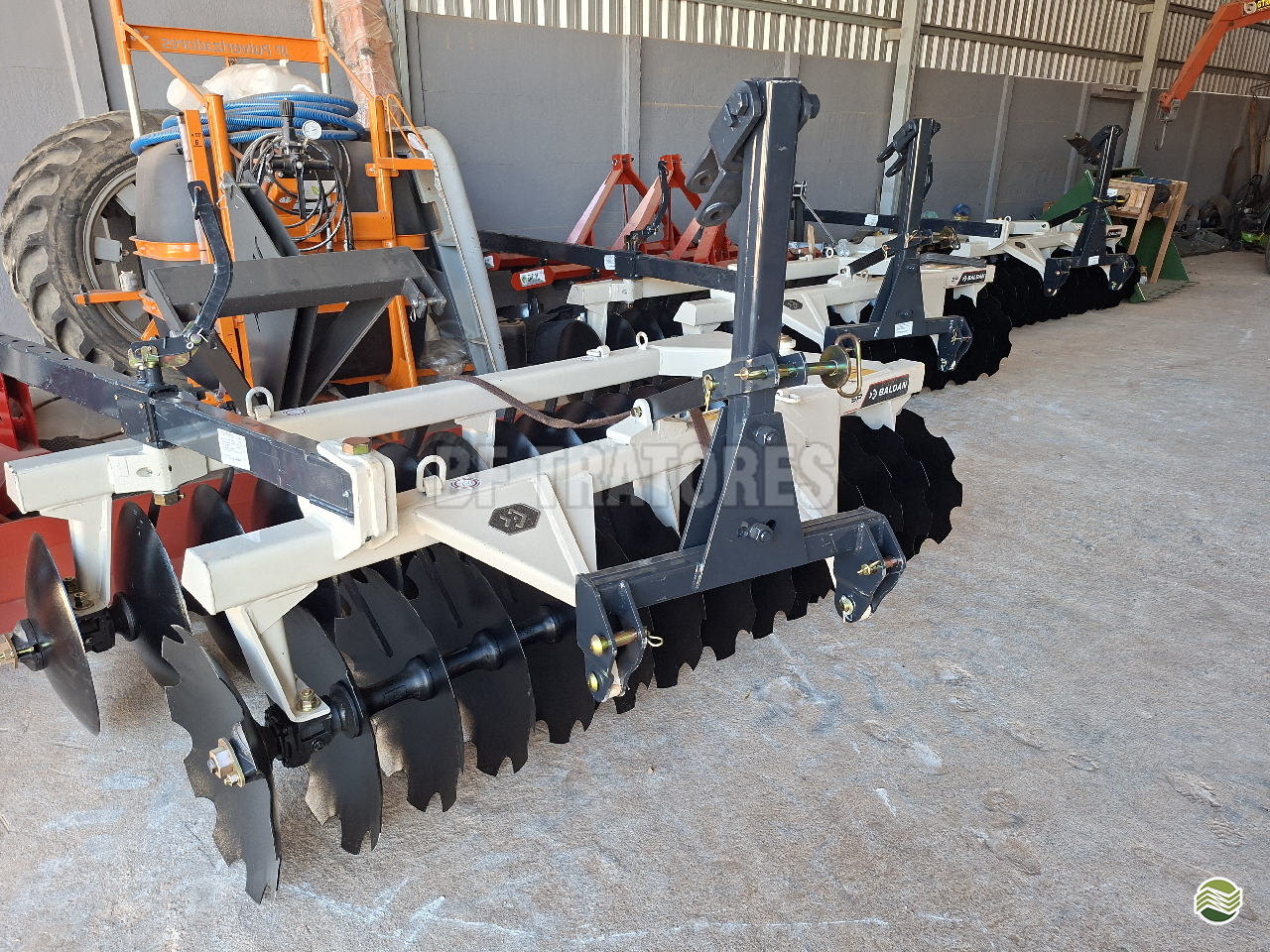 IMPLEMENTOS AGRICOLAS GRADE NIVELADORA NIVELADORA 28 DISCOS BF Tratores PIRACEMA MINAS GERAIS MG