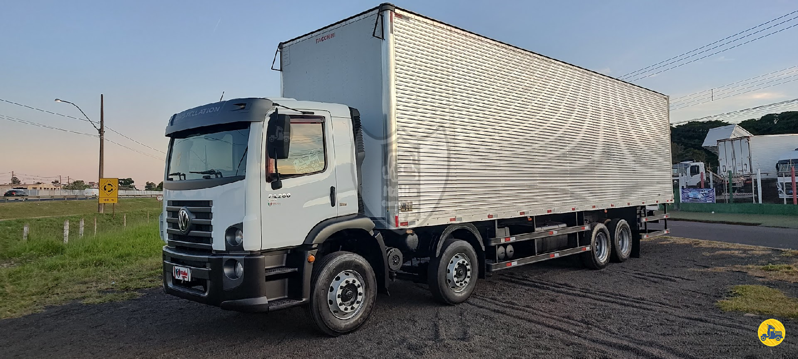 CAMINHAO VOLKSWAGEN VW 24280 Baú Furgão BiTruck 8x2 Itália Caminhões RIBEIRAO PRETO SÃO PAULO SP