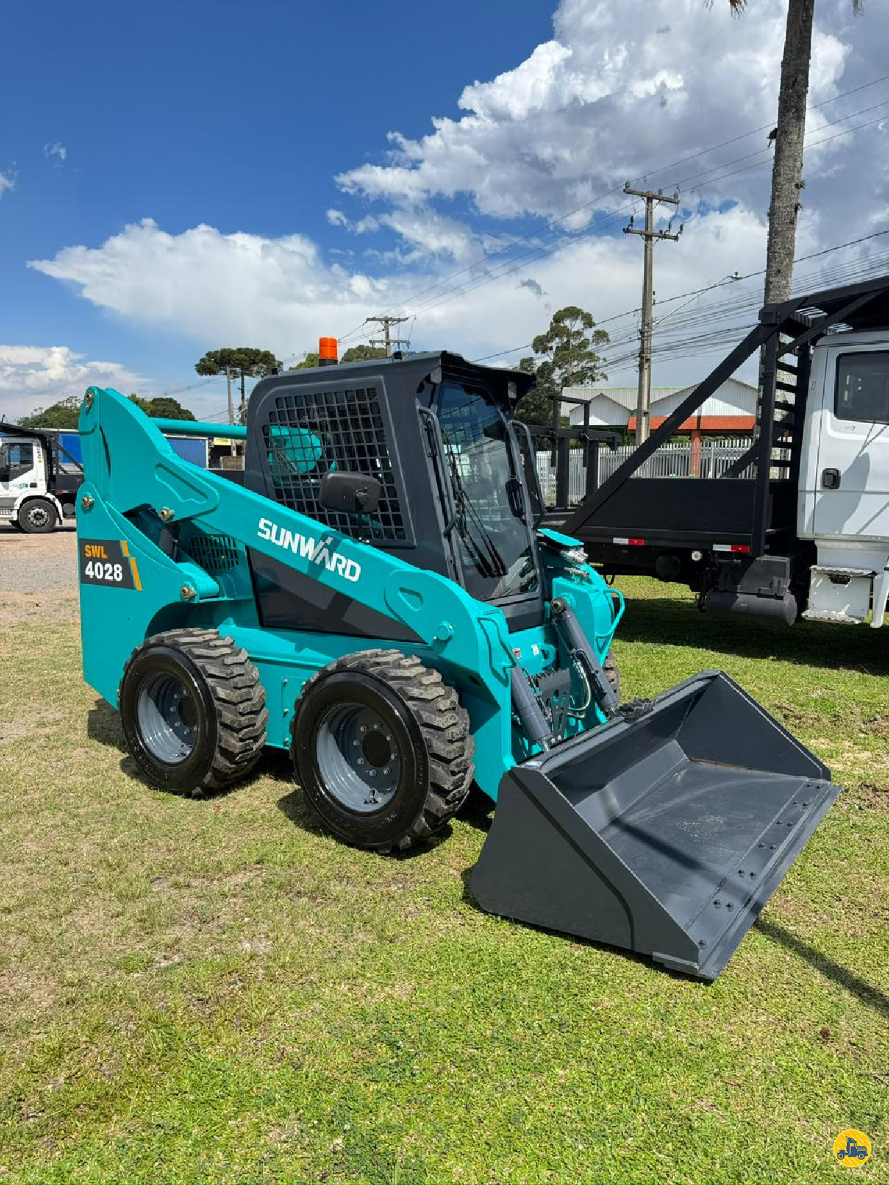 MINI CARREGADEIRA SUNWARD SWL2810 Transportadora 7 Flexas CURITIBA PARANÁ PR