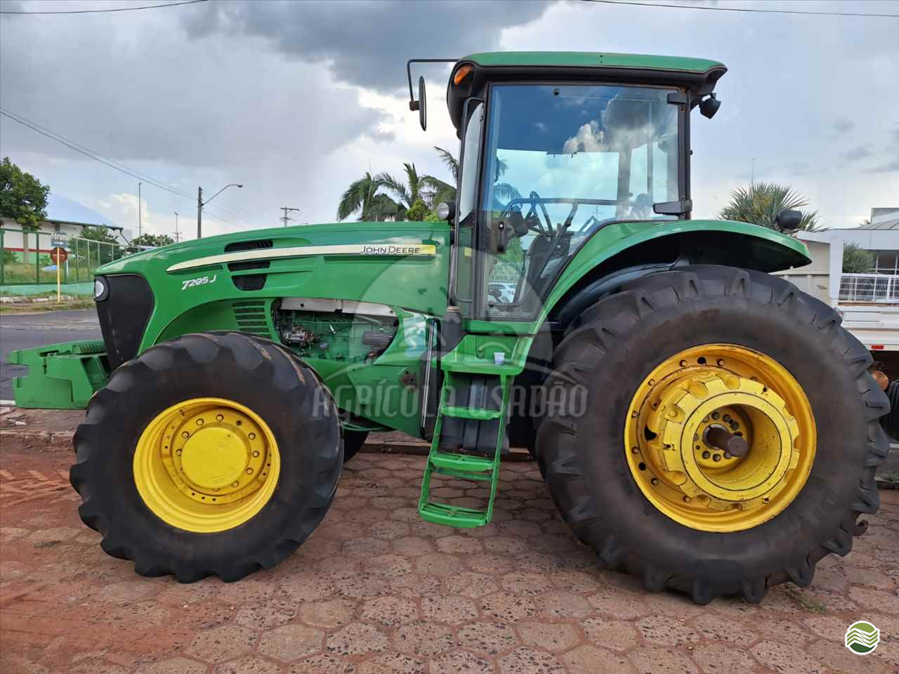 TRATOR JOHN DEERE JOHN DEERE 7205J Tração 4x4 Agrícola Usadão TAQUARITUBA SÃO PAULO SP