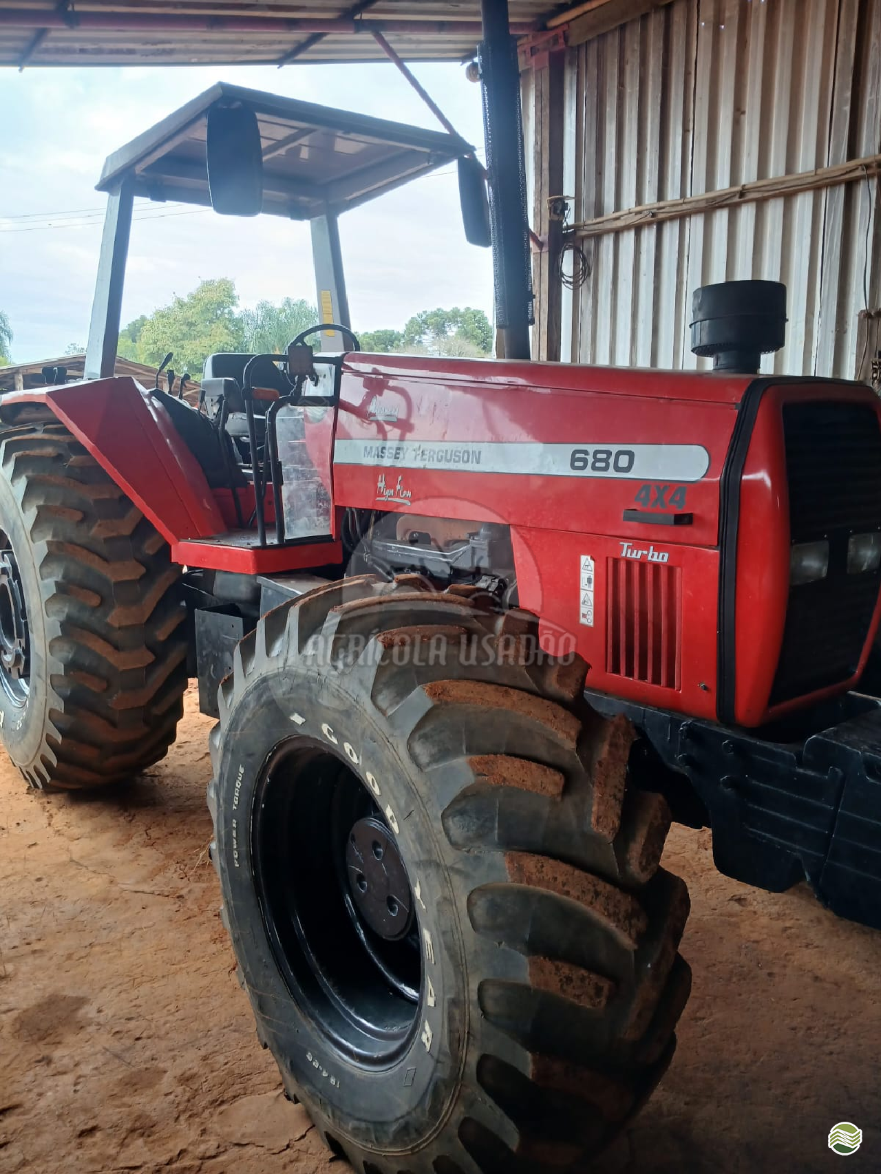 TRATOR MASSEY FERGUSON MF 680 Tração 4x4 Agrícola Usadão TAQUARITUBA SÃO PAULO SP