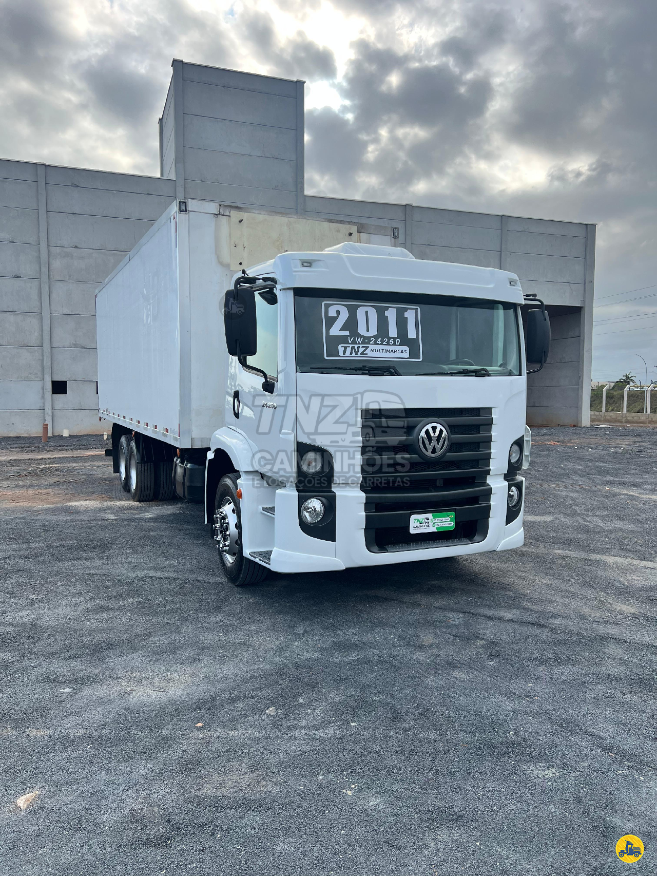 CAMINHAO VOLKSWAGEN VW 24250 Baú Frigorífico Truck 6x2 TNZ Caminhões Multimarcas ICARA SANTA CATARINA SC