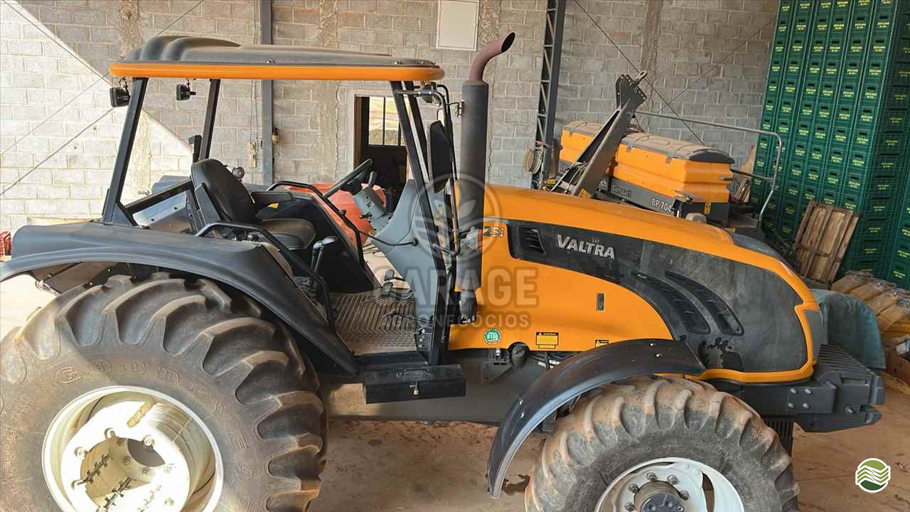 TRATOR VALTRA VALTRA BM 125 Tração 4x4 Garage Tratores ARAGUARI MINAS GERAIS MG