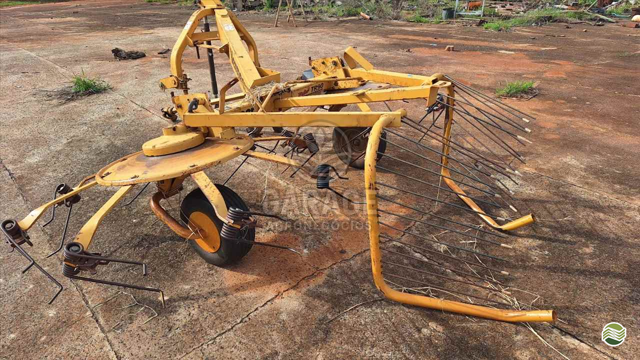 IMPLEMENTOS AGRICOLAS ENLEIRADOR ENLEIRADOR E ESPALHADOR Garage Tratores ARAGUARI MINAS GERAIS MG