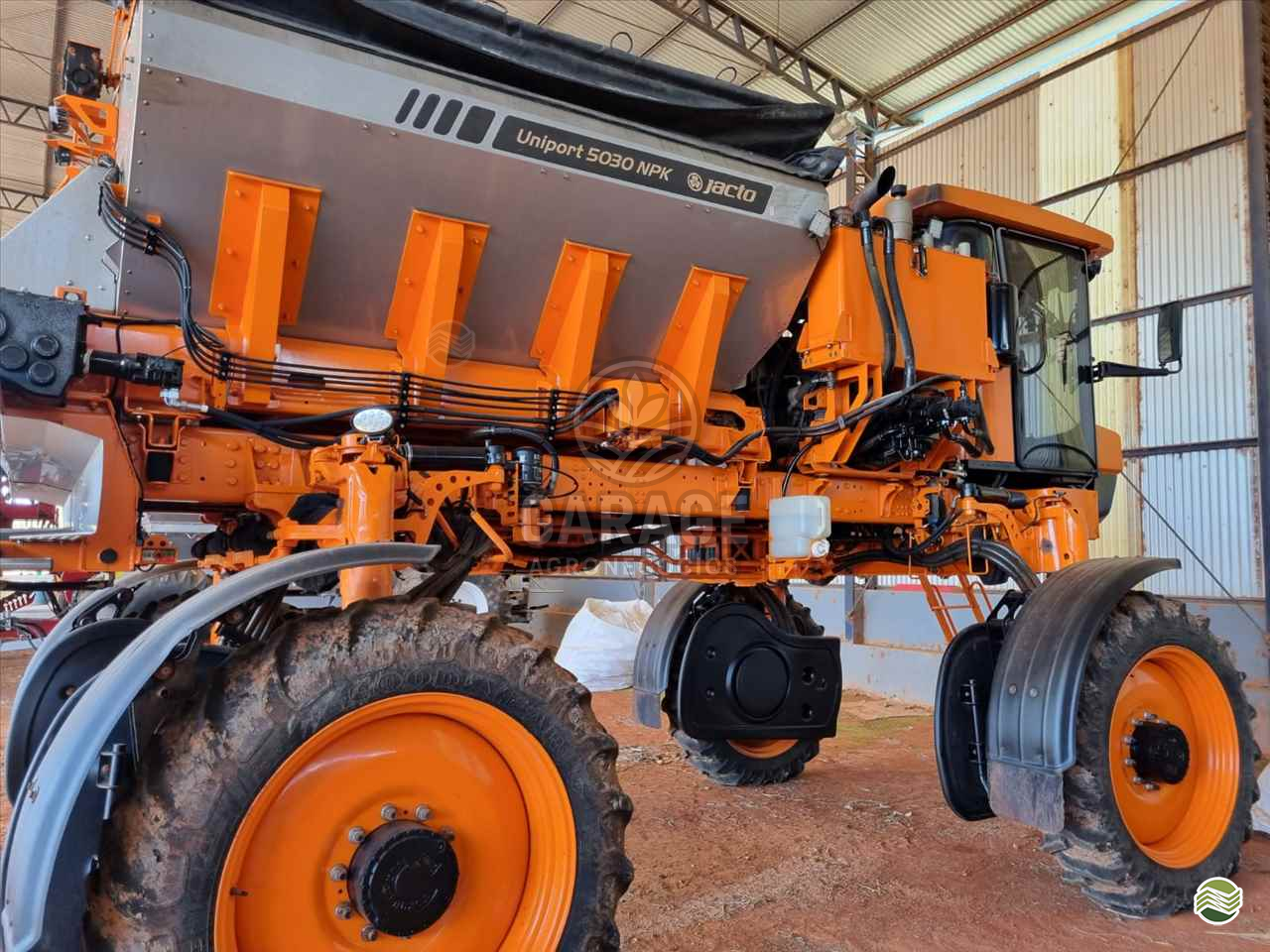 DISTRIBUIDOR AUTOPROPELIDO JACTO UNIPORT 5030 NPK Tração 4x4 Garage Tratores ARAGUARI MINAS GERAIS MG
