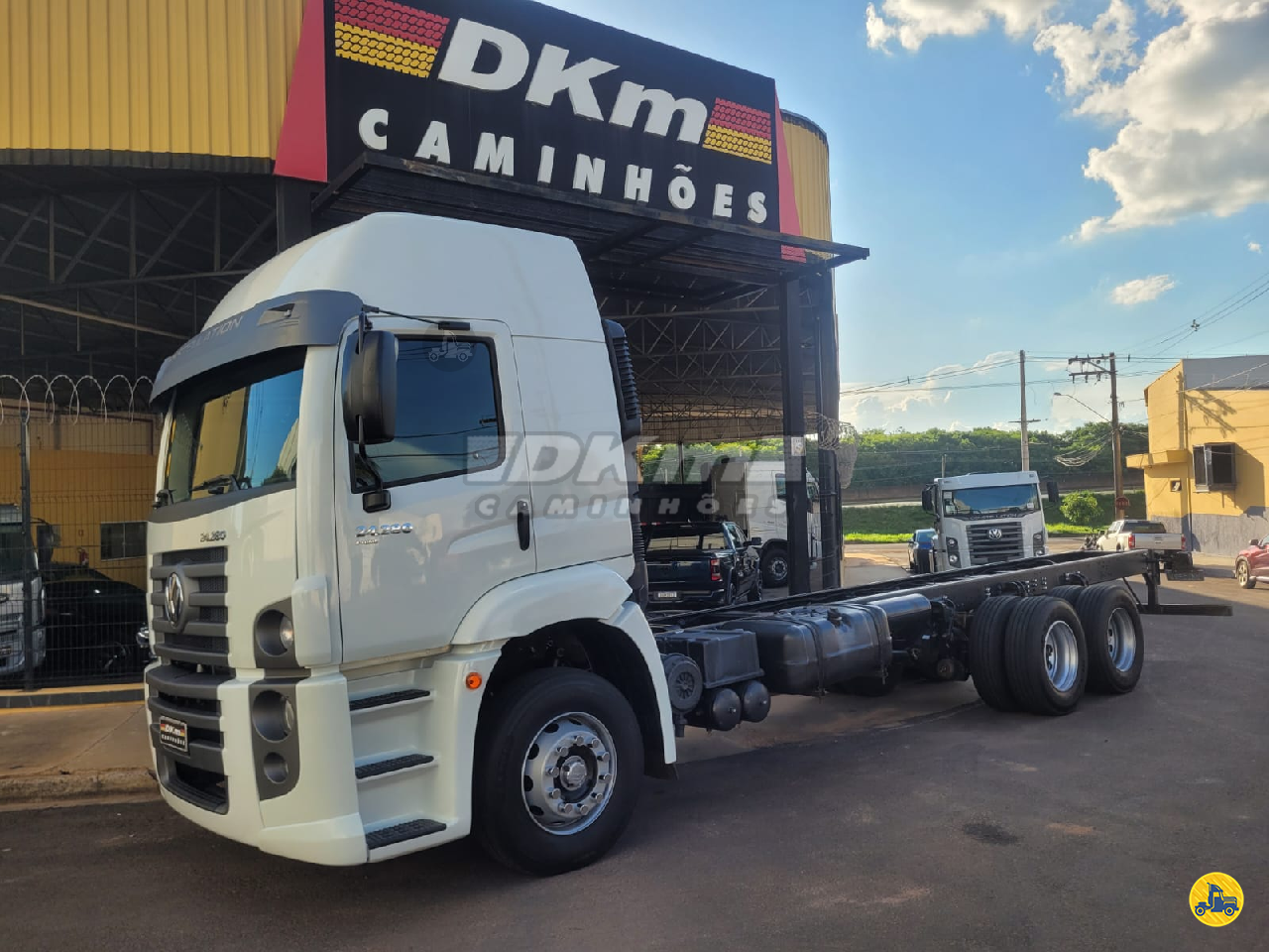CAMINHAO VOLKSWAGEN VW 24280 Chassis Truck 6x2 DKM Caminhões ARACATUBA SÃO PAULO SP