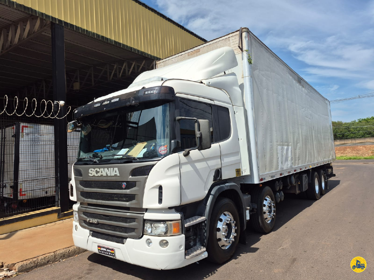 CAMINHAO SCANIA SCANIA P310 Baú Furgão BiTruck 8x2 DKM Caminhões ARACATUBA SÃO PAULO SP