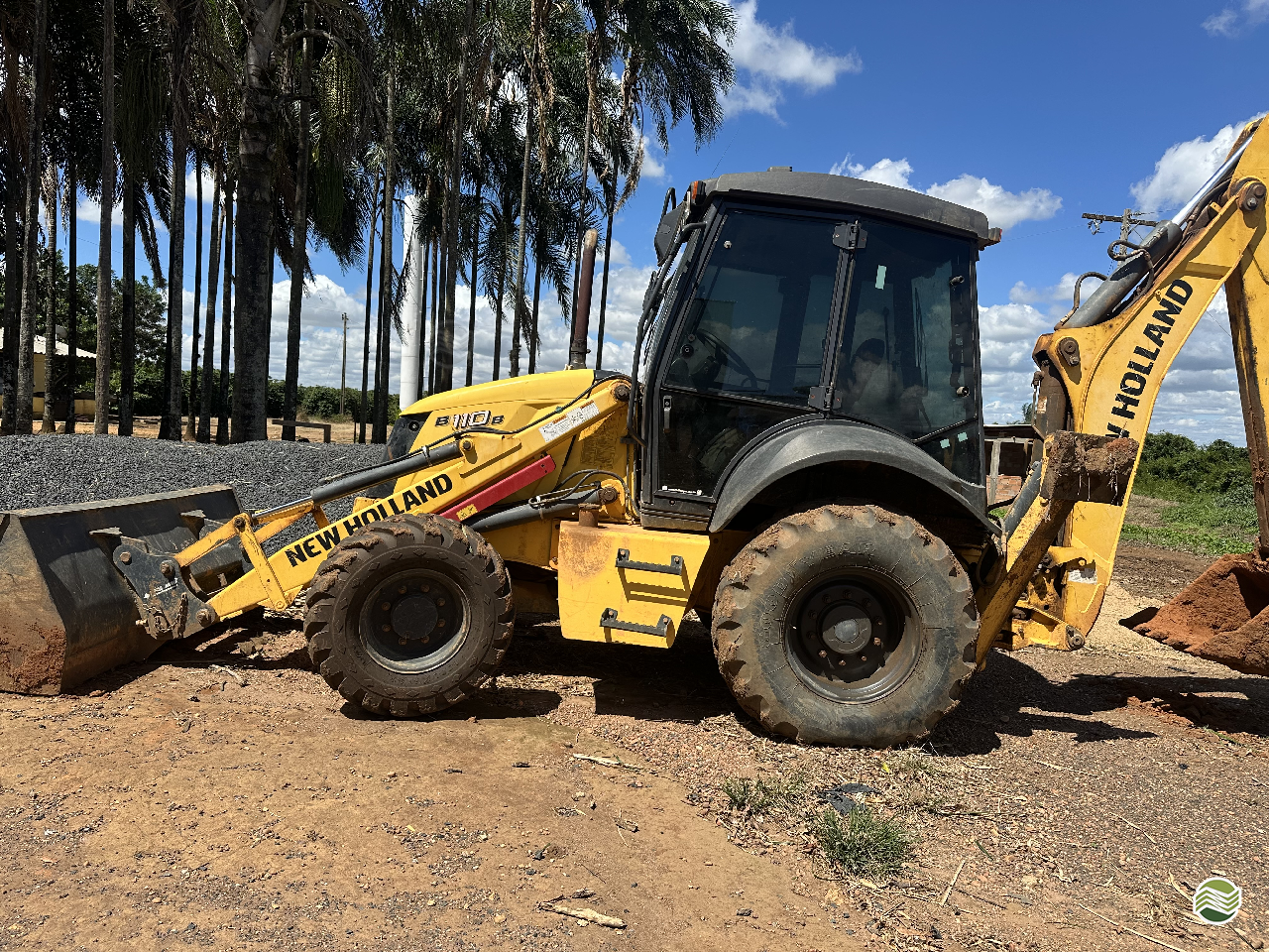 RETRO ESCAVADEIRA NEW HOLLAND B110B Tração 4x4 Fazenda Bergamasco - Uberaba UBERABA MINAS GERAIS MG