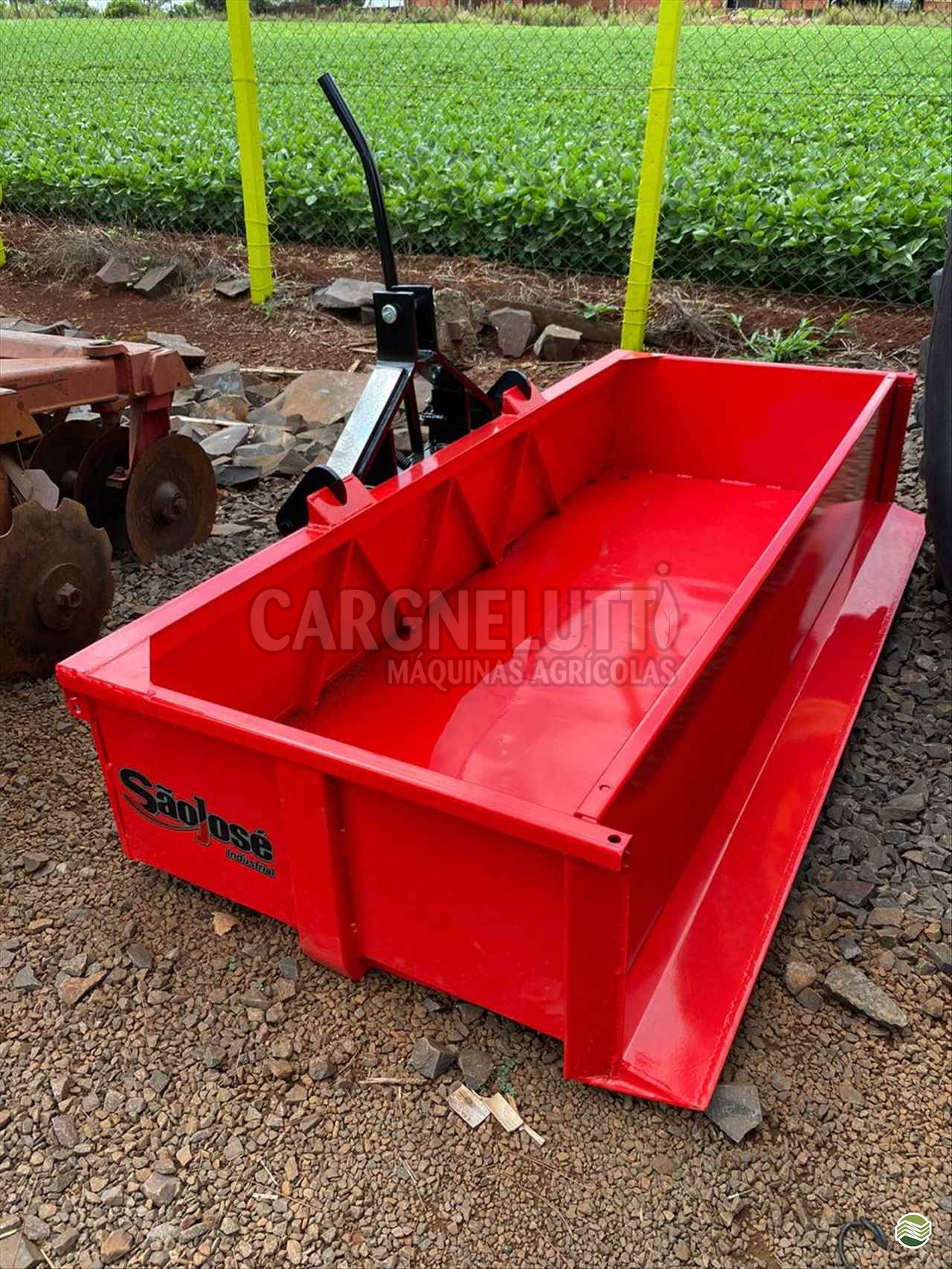 IMPLEMENTOS AGRICOLAS PLATAFORMA PARA TRATOR BASCULANTE Cargnelutti Máquinas Agrícolas IJUI RIO GRANDE DO SUL RS