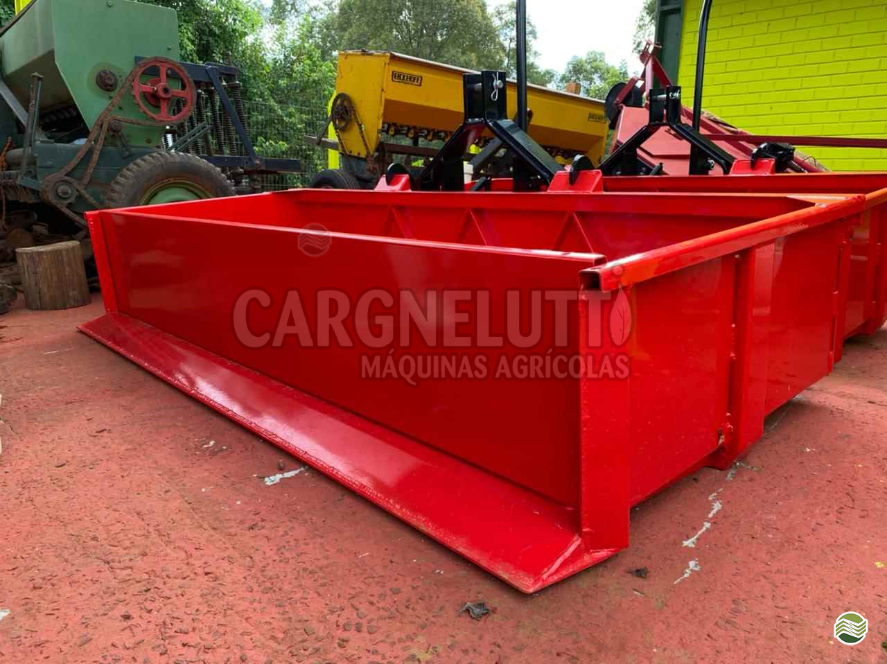 IMPLEMENTOS AGRICOLAS PLATAFORMA PARA TRATOR BASCULANTE Cargnelutti Máquinas Agrícolas IJUI RIO GRANDE DO SUL RS