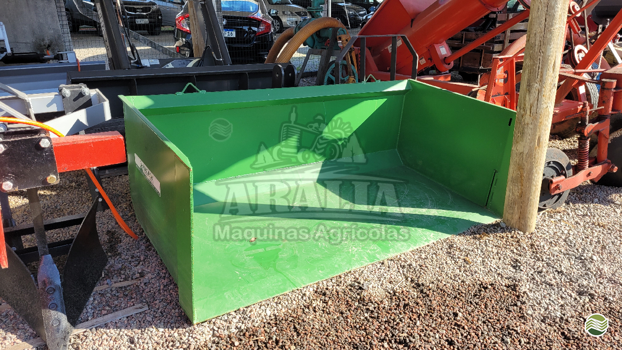 IMPLEMENTOS AGRICOLAS PLATAFORMA PARA TRATOR BASCULANTE RASPADEIRA Aralia Máquinas Agricolas SANTO AMARO DA IMPERATRIZ SANTA CATARINA SC