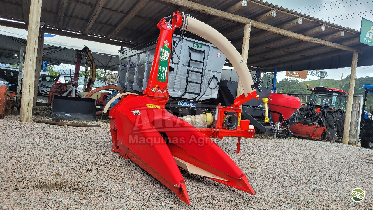 IMPLEMENTOS AGRICOLAS COLHEDORAS COLHEDORA DE FORRAGEM Aralia Máquinas Agricolas SANTO AMARO DA IMPERATRIZ SANTA CATARINA SC