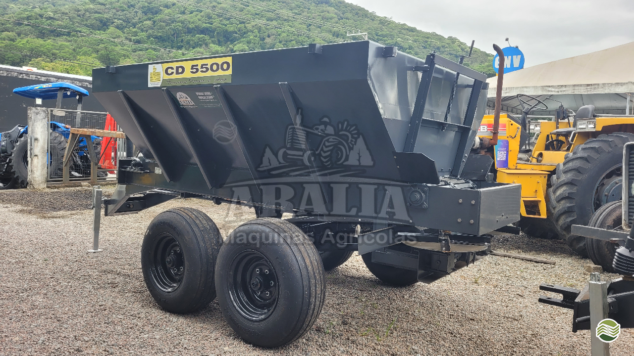 IMPLEMENTOS AGRICOLAS DISTRIBUIDOR CALCÁRIO 5500 Kg Aralia Máquinas Agricolas SANTO AMARO DA IMPERATRIZ SANTA CATARINA SC