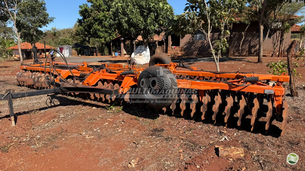 IMPLEMENTOS AGRICOLAS GRADE NIVELADORA NIVELADORA 84 DISCOS JMulti Máquinas ITARUMA GOIAS GO