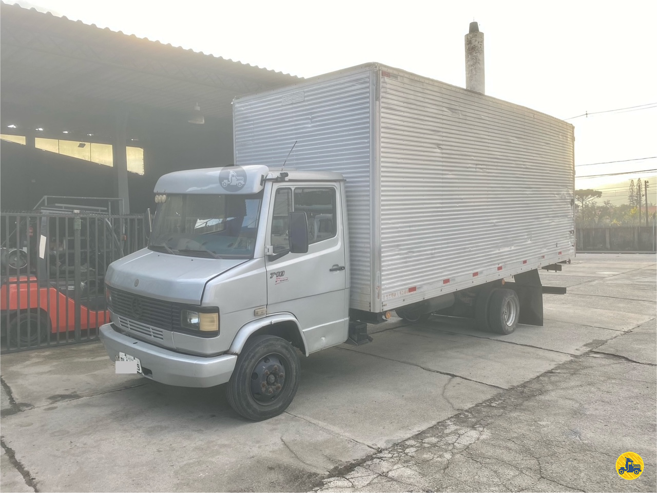 CAMINHAO MERCEDES-BENZ MB 710 Baú Furgão 3/4 4x2 Mega Mogi Caminhões MOGI DAS CRUZES SÃO PAULO SP