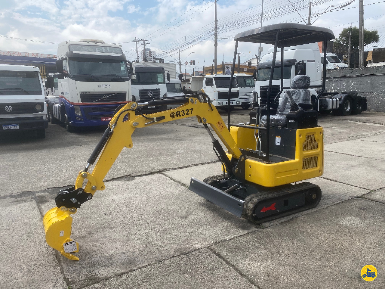 MINI ESCAVADEIRA SHANDONG R327 Mega Mogi Caminhões MOGI DAS CRUZES SÃO PAULO SP