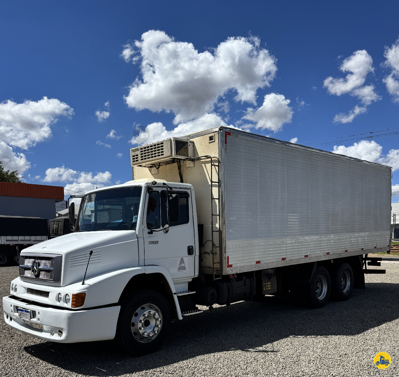CAMINHAO MERCEDES-BENZ MB 1620 Baú Frigorífico Truck 6x2 SKR Caminhões e Carretas LONDRINA PARANÁ PR