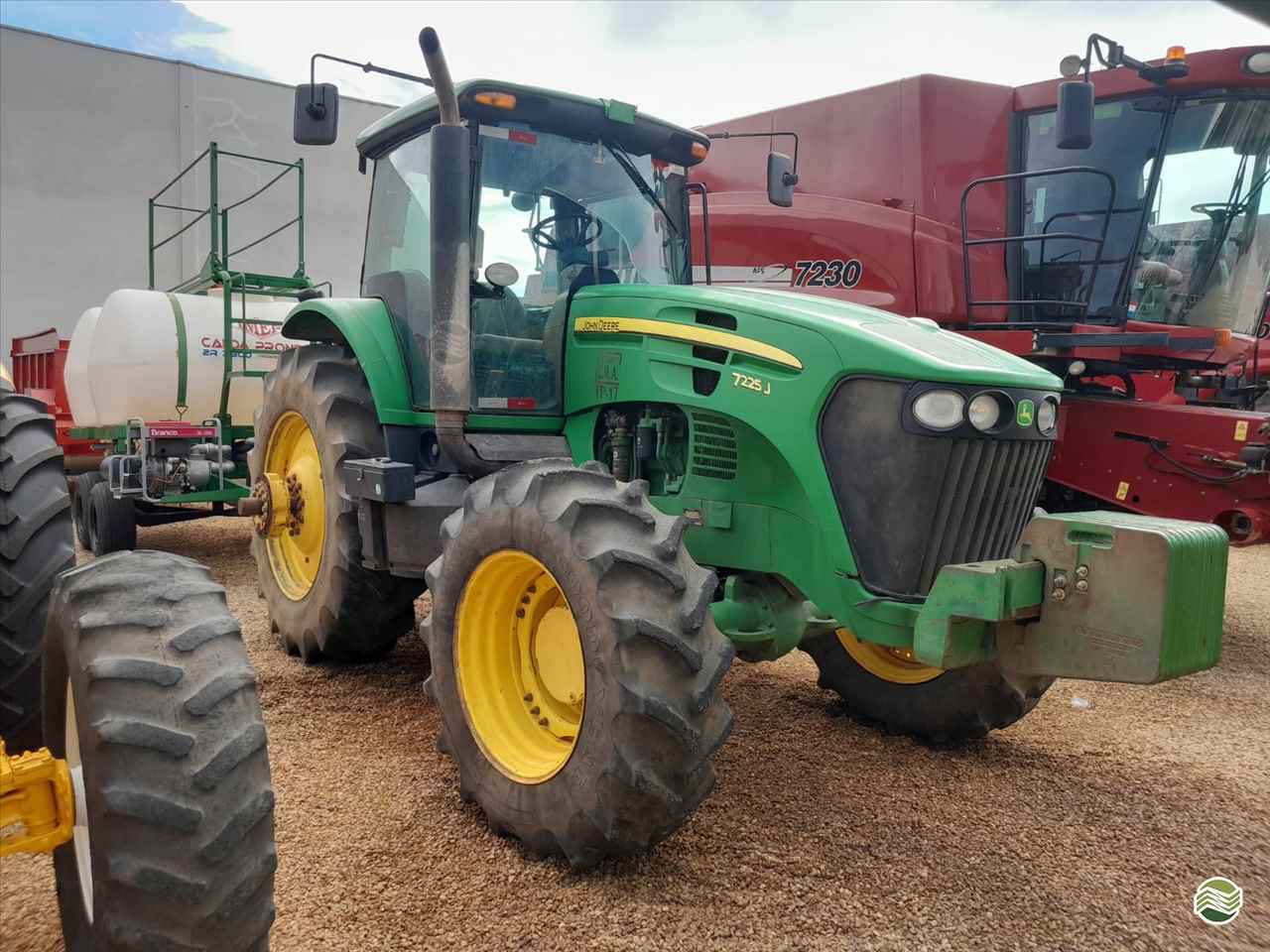TRATOR JOHN DEERE JOHN DEERE 7225J Tração 4x4 Primavera Máquinas Usadas PRIMAVERA DO LESTE MATO GROSSO MT