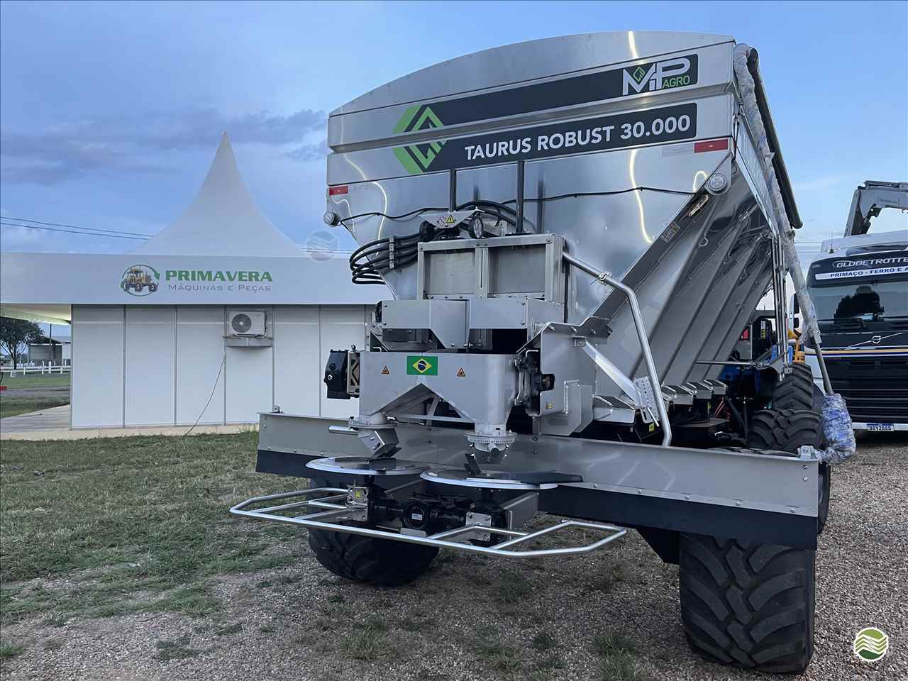 IMPLEMENTOS AGRICOLAS DISTRIBUIDOR TAURUS ROBUST 30000 LITROS Primavera Máquinas Usadas PRIMAVERA DO LESTE MATO GROSSO MT