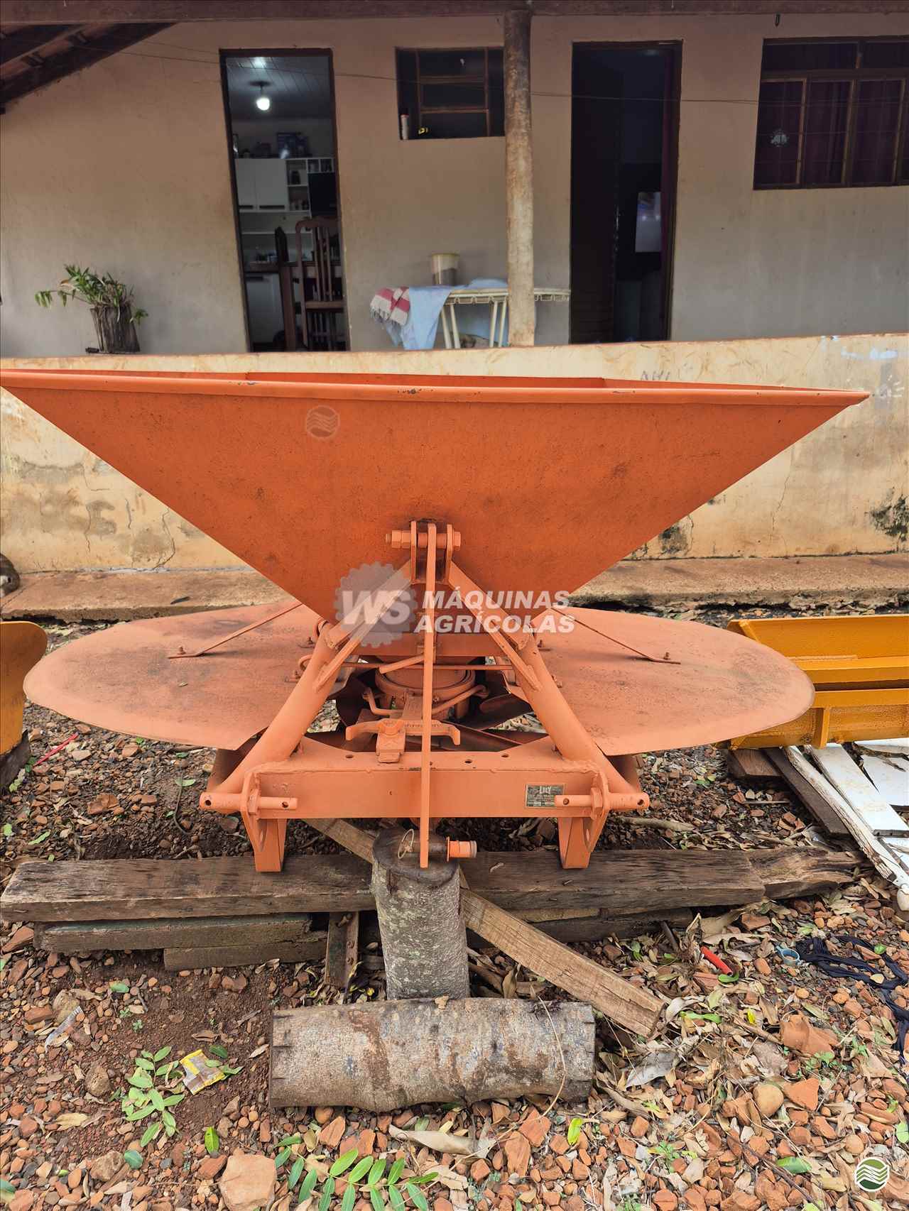 IMPLEMENTOS AGRICOLAS DISTRIBUIDOR CALCÁRIO 1000 Kg WS Máquinas Agrícolas SERTAOZINHO SÃO PAULO SP