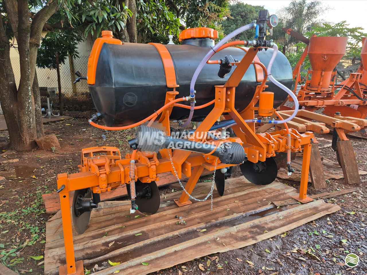 IMPLEMENTOS AGRICOLAS CULTIVADOR COBRIDOR DE CANA WS Máquinas Agrícolas SERTAOZINHO SÃO PAULO SP