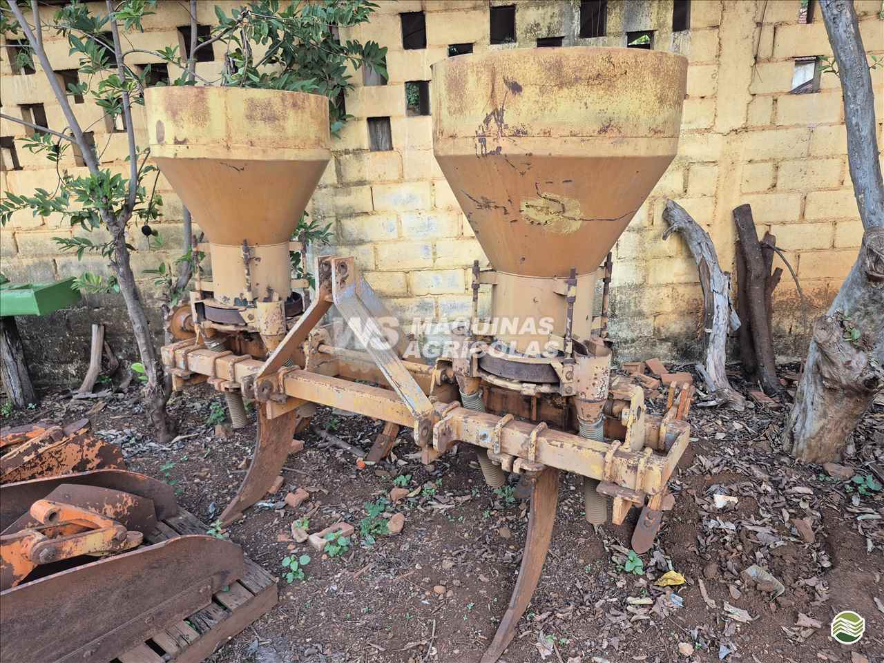 IMPLEMENTOS AGRICOLAS CULTIVADOR 2 LINHAS ADUBADOR WS Máquinas Agrícolas SERTAOZINHO SÃO PAULO SP