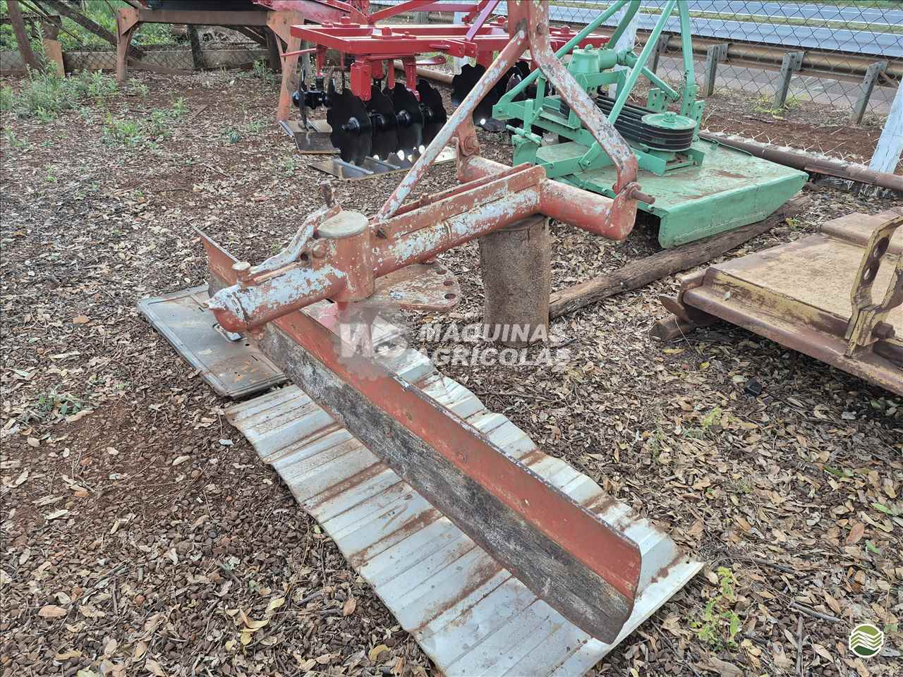 IMPLEMENTOS AGRICOLAS PLAINA NIVELADORA PLAINA HIDRÁULICA TRASEIRA WS Máquinas Agrícolas SERTAOZINHO SÃO PAULO SP
