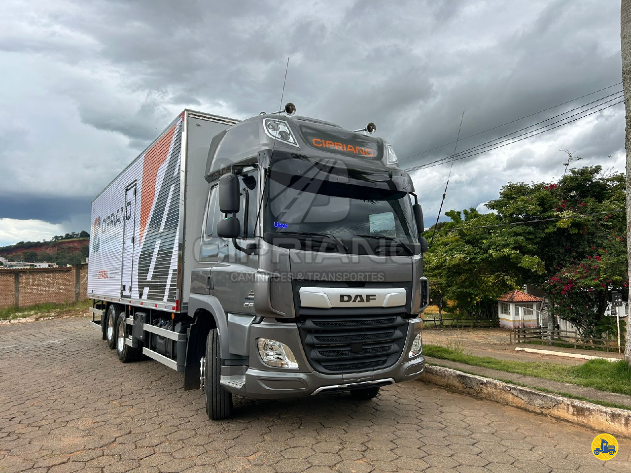 CAMINHAO DAF DAF CF FAS 310 Baú Furgão Truck 6x2 Cipriano Caminhões PASSA QUATRO MINAS GERAIS MG