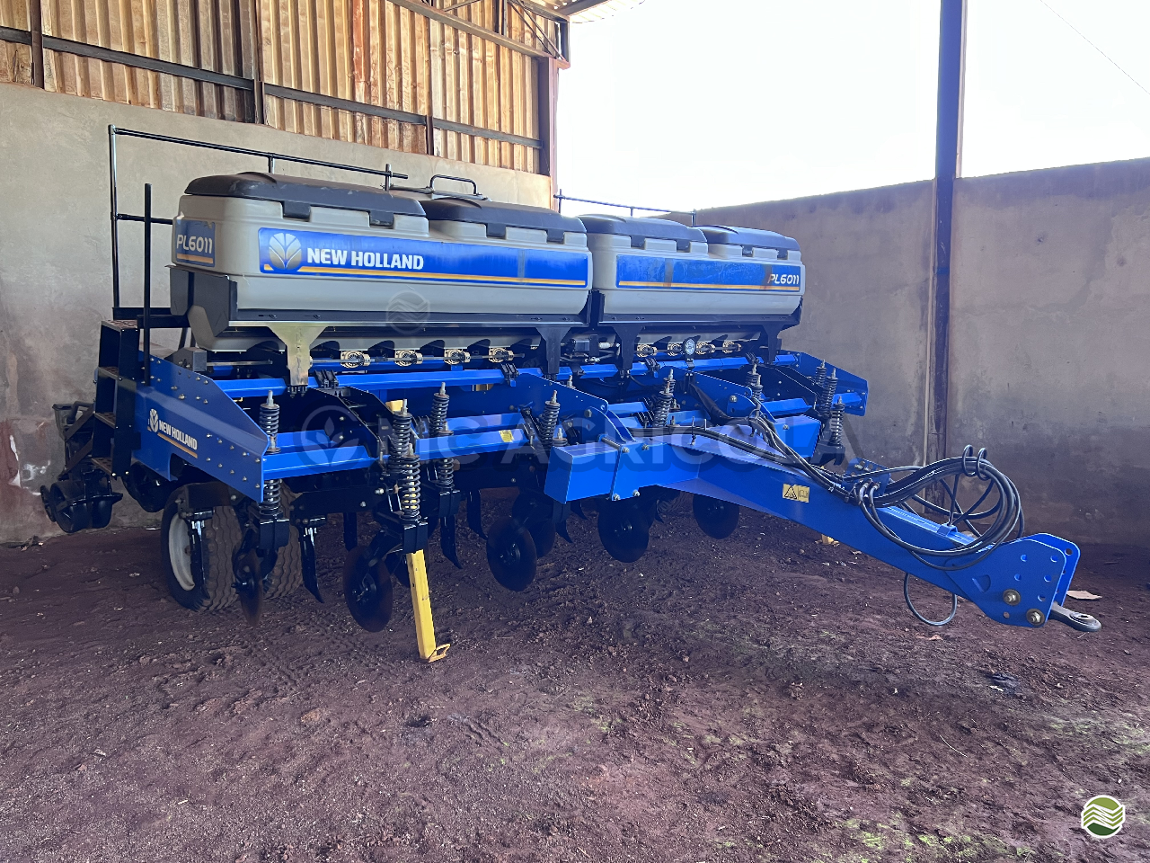 PLANTADEIRA NEW HOLLAND PL 6011 MC Agrícola ITUMBIARA GOIAS GO