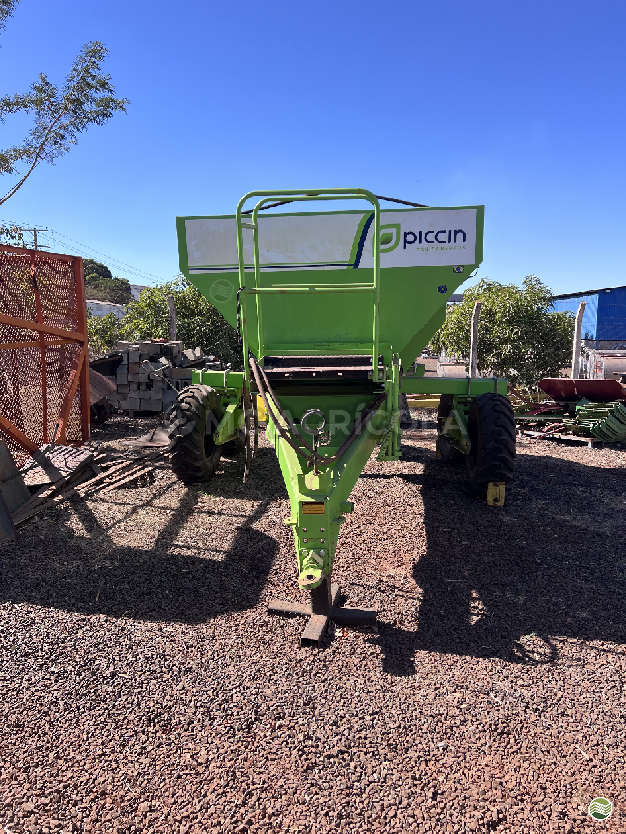 IMPLEMENTOS AGRICOLAS DISTRIBUIDOR CALCÁRIO 12000 Kg MC Agrícola ITUMBIARA GOIAS GO