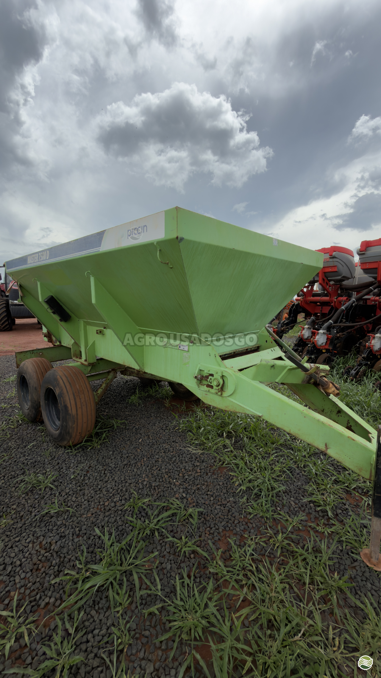 IMPLEMENTOS AGRICOLAS DISTRIBUIDOR CALCÁRIO 7500 Kg Agro Usados Goiás RIO VERDE GOIAS GO