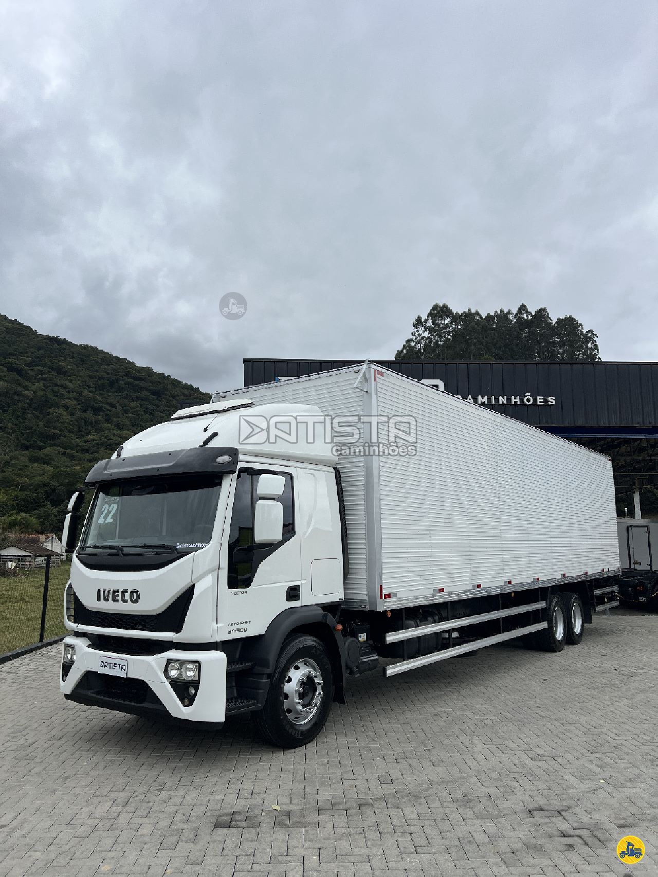 CAMINHAO IVECO TECTOR 24 300 Baú Furgão Truck 6x2 Batista Caminhões PALHOCA SANTA CATARINA SC