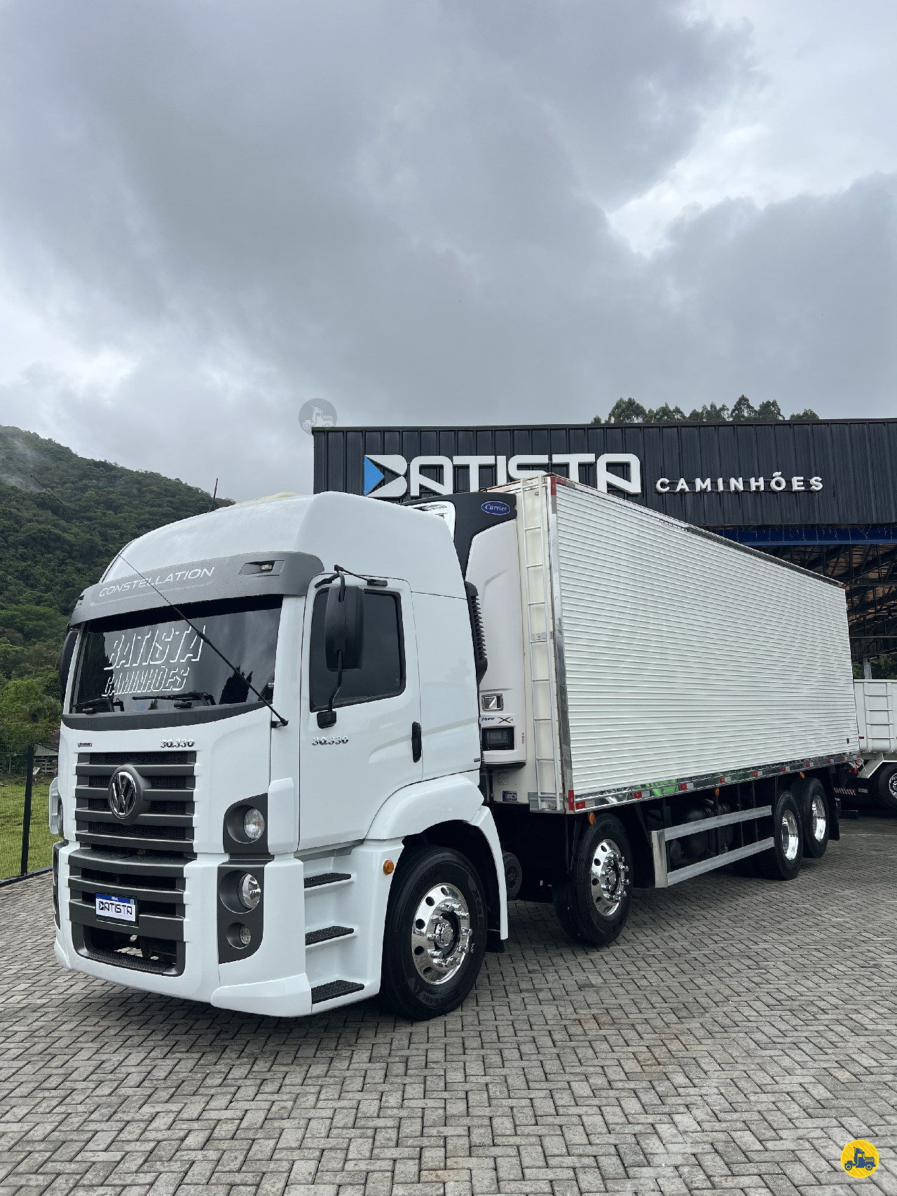 CAMINHAO VOLKSWAGEN VW 30330 Baú Gancheiro BiTruck 8x2 Batista Caminhões PALHOCA SANTA CATARINA SC