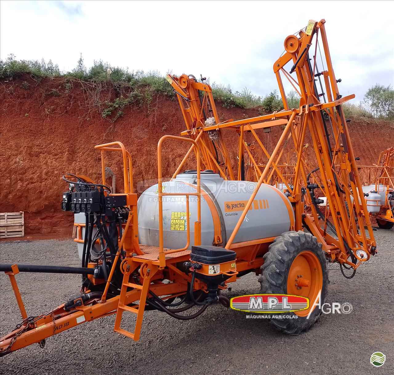 PULVERIZADOR JACTO COLUMBIA AD18 Arrasto MPL Agro - Máquinas Agrícolas IRATI PARANÁ PR