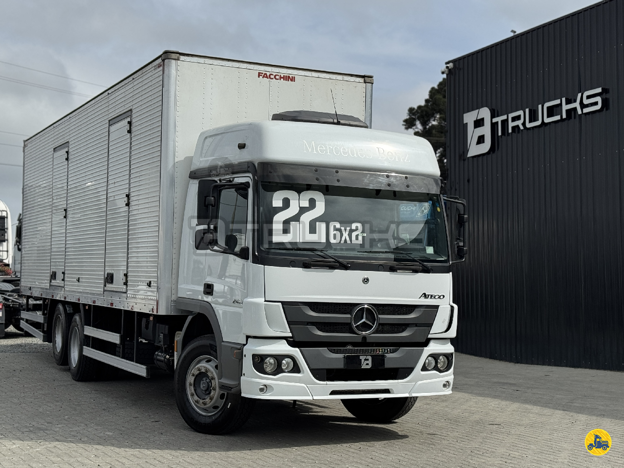 CAMINHAO MERCEDES-BENZ MB 2426 Baú Bebidas Cavalo 6x2 TB Trucks SAO JOSE DOS PINHAIS PARANÁ PR