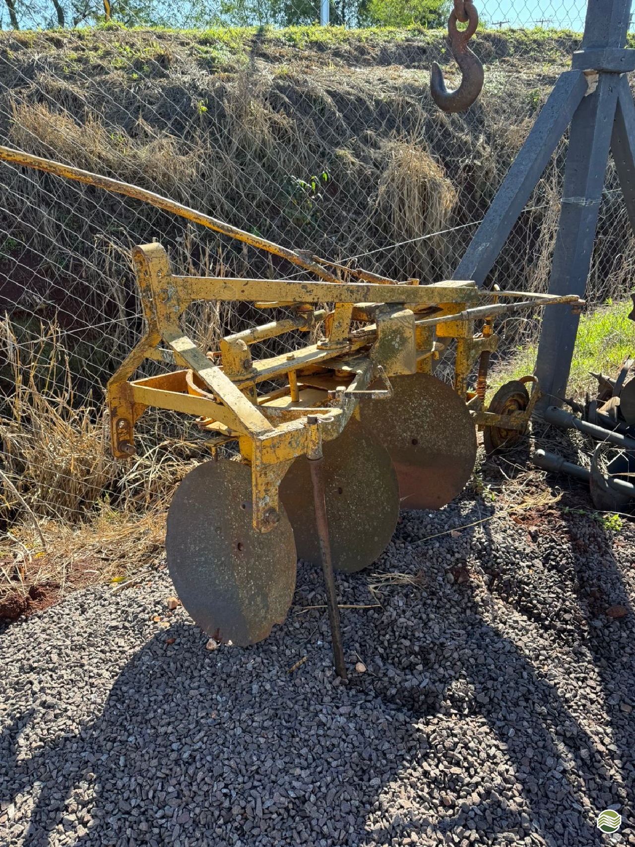 IMPLEMENTOS AGRICOLAS ARADO 3 DISCOS REVERSÍVEL Toledo Tratores PR TOLEDO PARANÁ PR