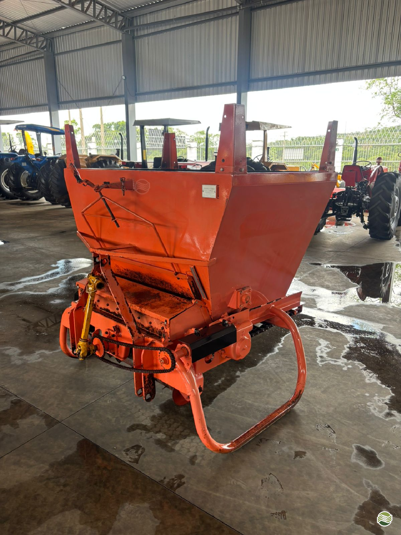 IMPLEMENTOS AGRICOLAS DISTRIBUIDOR ADUBO ORGÂNICO SÓLIDO Campo Tratores SAO CARLOS SÃO PAULO SP