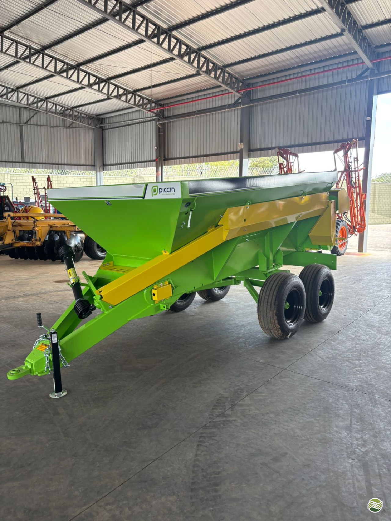 IMPLEMENTOS AGRICOLAS DISTRIBUIDOR CALCÁRIO 7500 Kg Campo Tratores SAO CARLOS SÃO PAULO SP