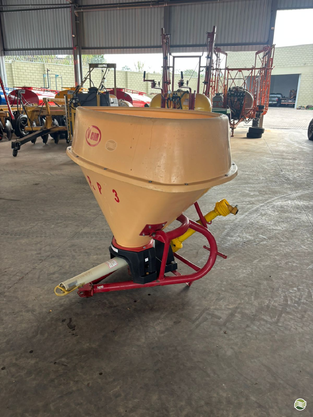 IMPLEMENTOS AGRICOLAS DISTRIBUIDOR ADUBADORA E SEMEADORA PENDULAR Campo Tratores SAO CARLOS SÃO PAULO SP