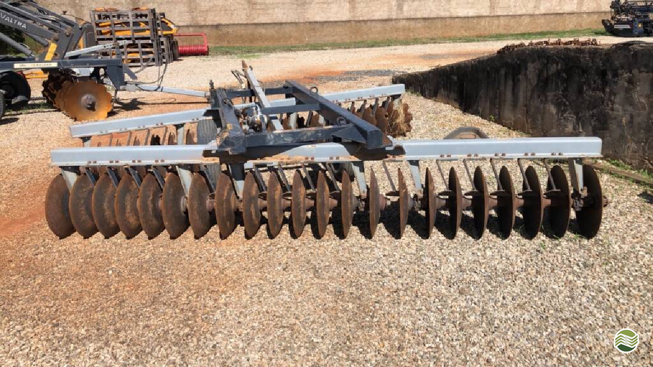 IMPLEMENTOS AGRICOLAS GRADE NIVELADORA NIVELADORA 44 DISCOS Dalton Máquinas POMPEU MINAS GERAIS MG