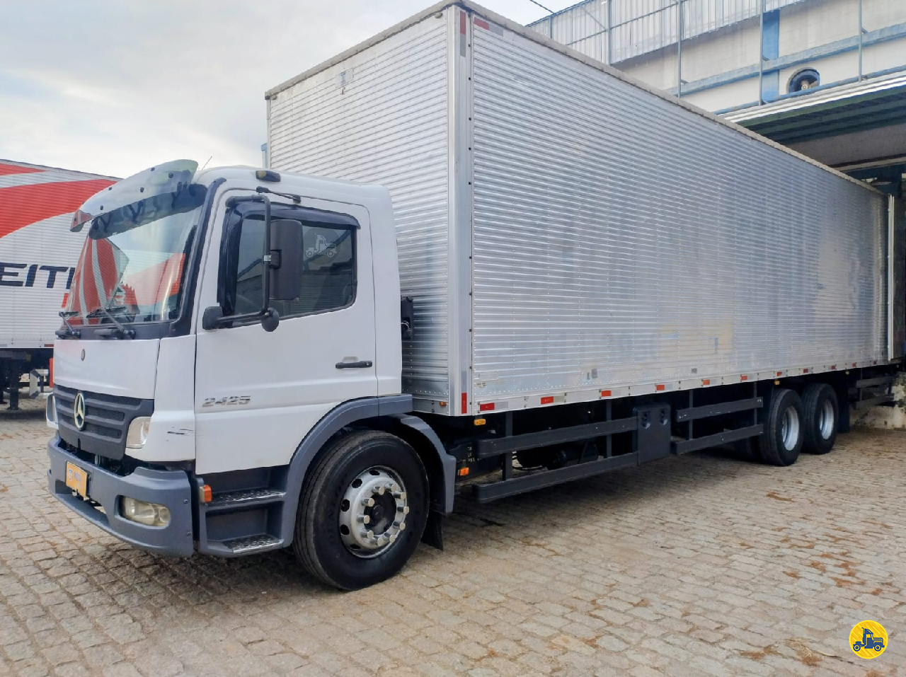 CAMINHAO MERCEDES-BENZ MB 2425 Baú Furgão Truck 6x2 Rota 61 Veículos JUNDIAI SÃO PAULO SP