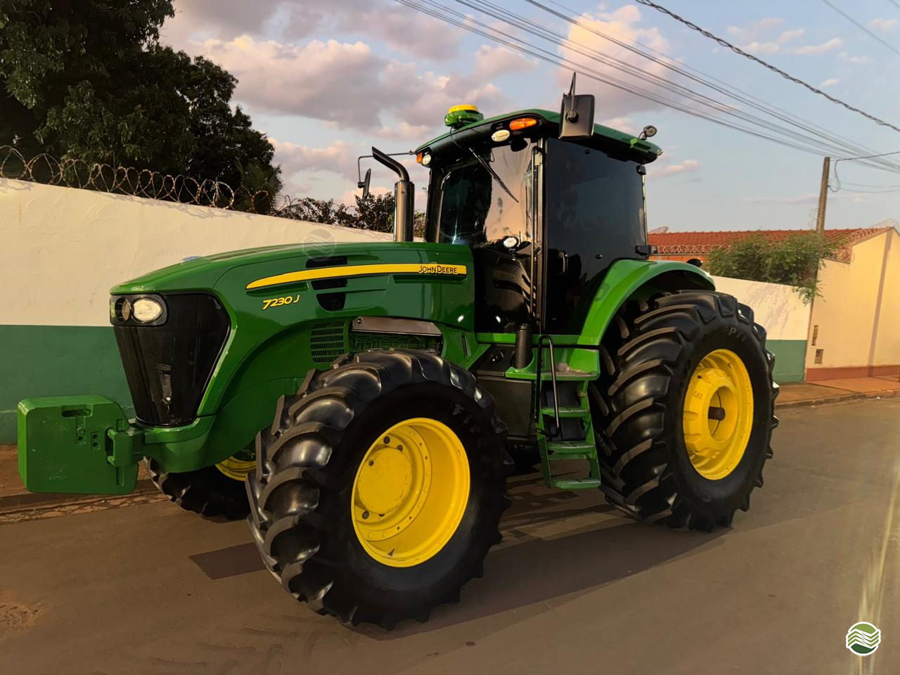 TRATOR JOHN DEERE JOHN DEERE 7230J Tração 4x4 LF Máquinas Agrícolas SP MIGUELOPOLIS SÃO PAULO SP