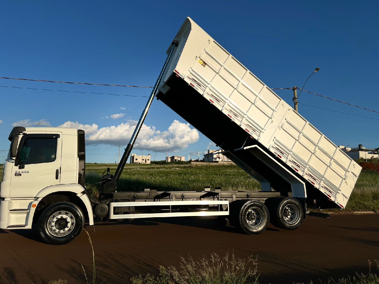 CAMINHAO VOLKSWAGEN VW 24250 Graneleiro Cavalo 6x2 Severo Caminhões CONSTANTINA RIO GRANDE DO SUL RS