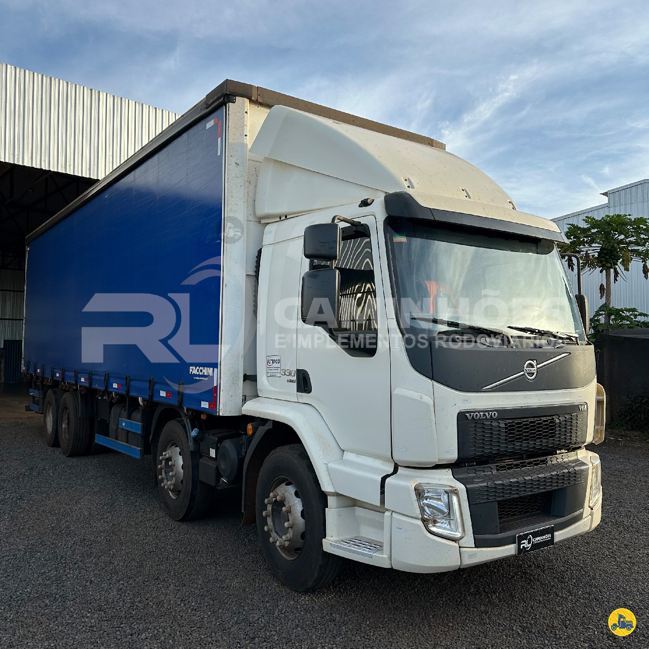 CAMINHAO VOLVO VOLVO VM 330 Baú Sider BiTruck 8x2 RL Caminhões  RIO VERDE GOIAS GO