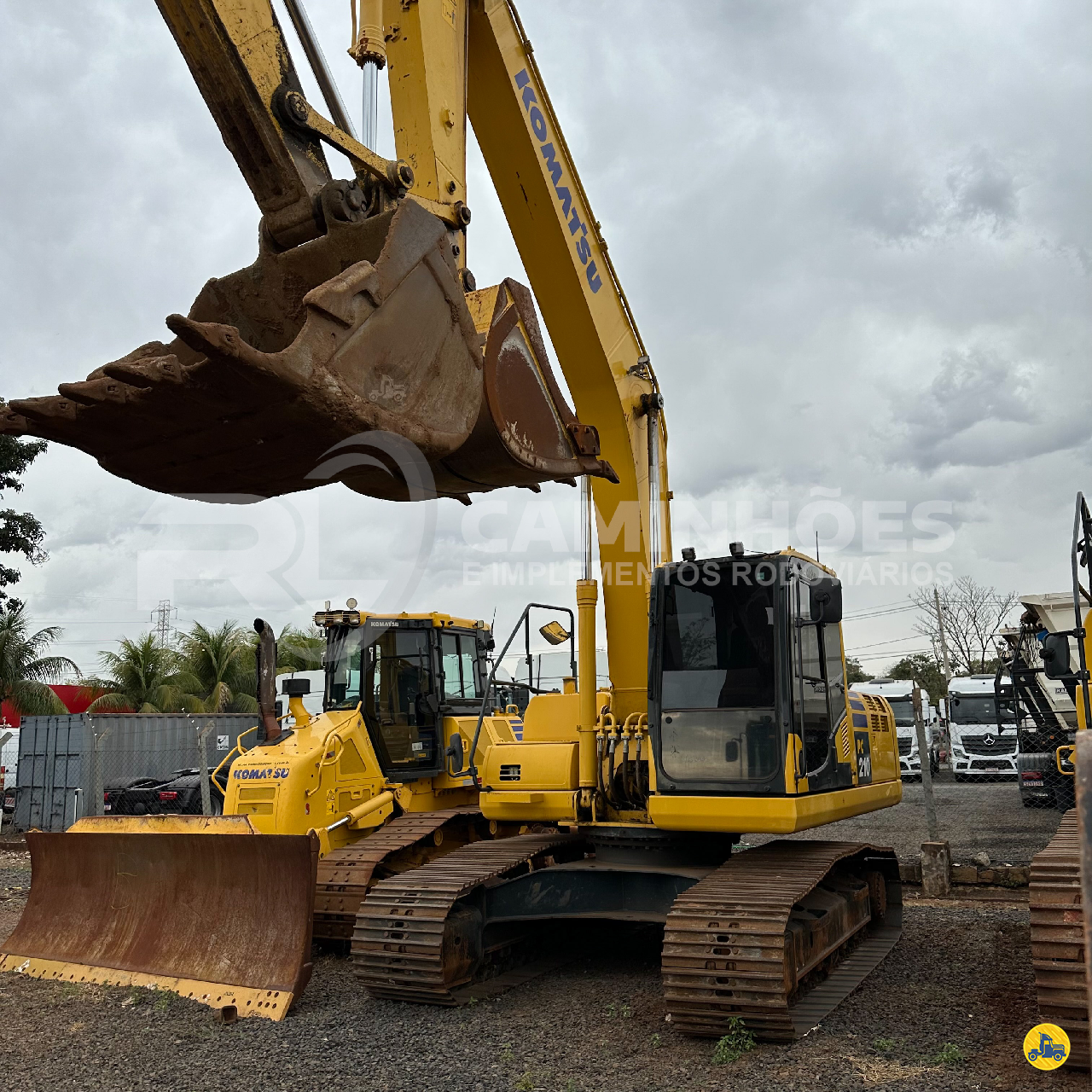 ESCAVADEIRA KOMATSU PC210 RL Caminhões  RIO VERDE GOIAS GO