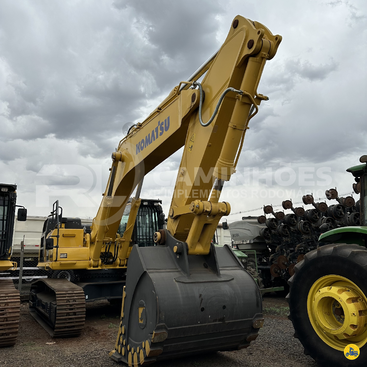 ESCAVADEIRA KOMATSU PC600 RL Caminhões  RIO VERDE GOIAS GO