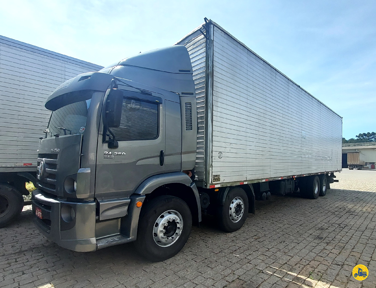 CAMINHAO VOLKSWAGEN VW 24250 Baú Furgão BiTruck 8x2 Cristhian Caminhões COLOMBO PARANÁ PR