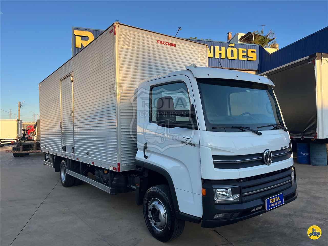 CAMINHAO VOLKSWAGEN VW 11180 Baú Furgão 3/4 4x2 Rota Caminhões SUMARE SÃO PAULO SP