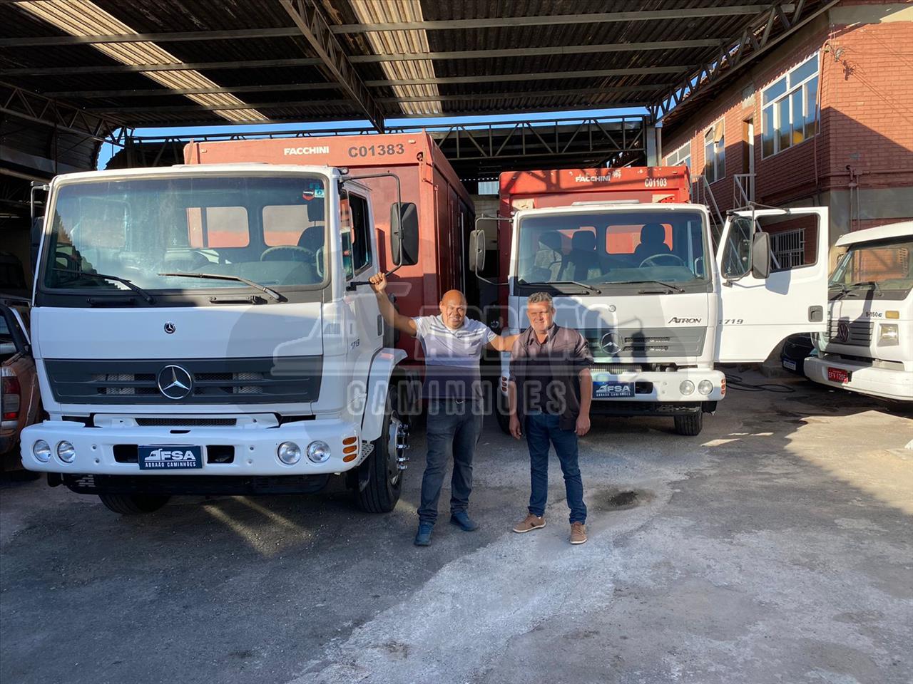 Mais um cliente saindo satisfeito da nossa loja! Mb Atron 1719 ano 2013 os 2 vendidos